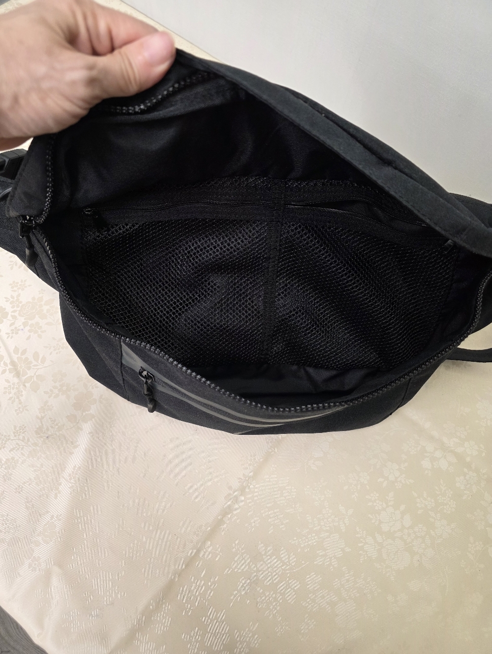 Nike Tech Hip Pack Large Black Crossbody Fanny Pack 10L BA5751-010 - Picture 7 of 9